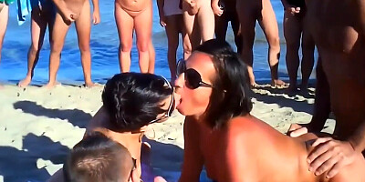 Couples echangistes baisent sur la plage